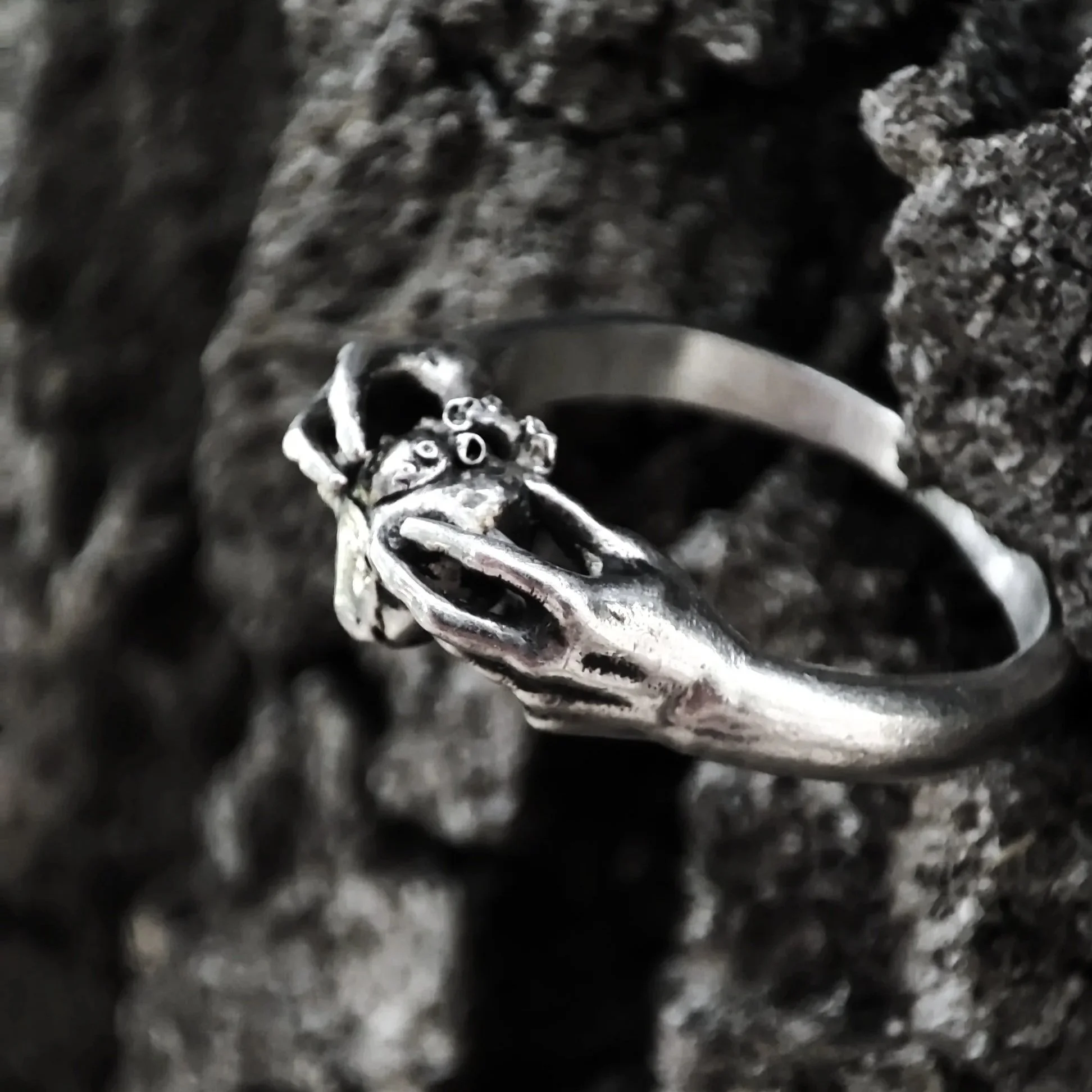 Bague claddagh en argent massif 925 création WIT joaillerie. Deux mains enserrent un cœur anatomique rappelant les cabinets de curiosité anatomique et l'époque victorienne.