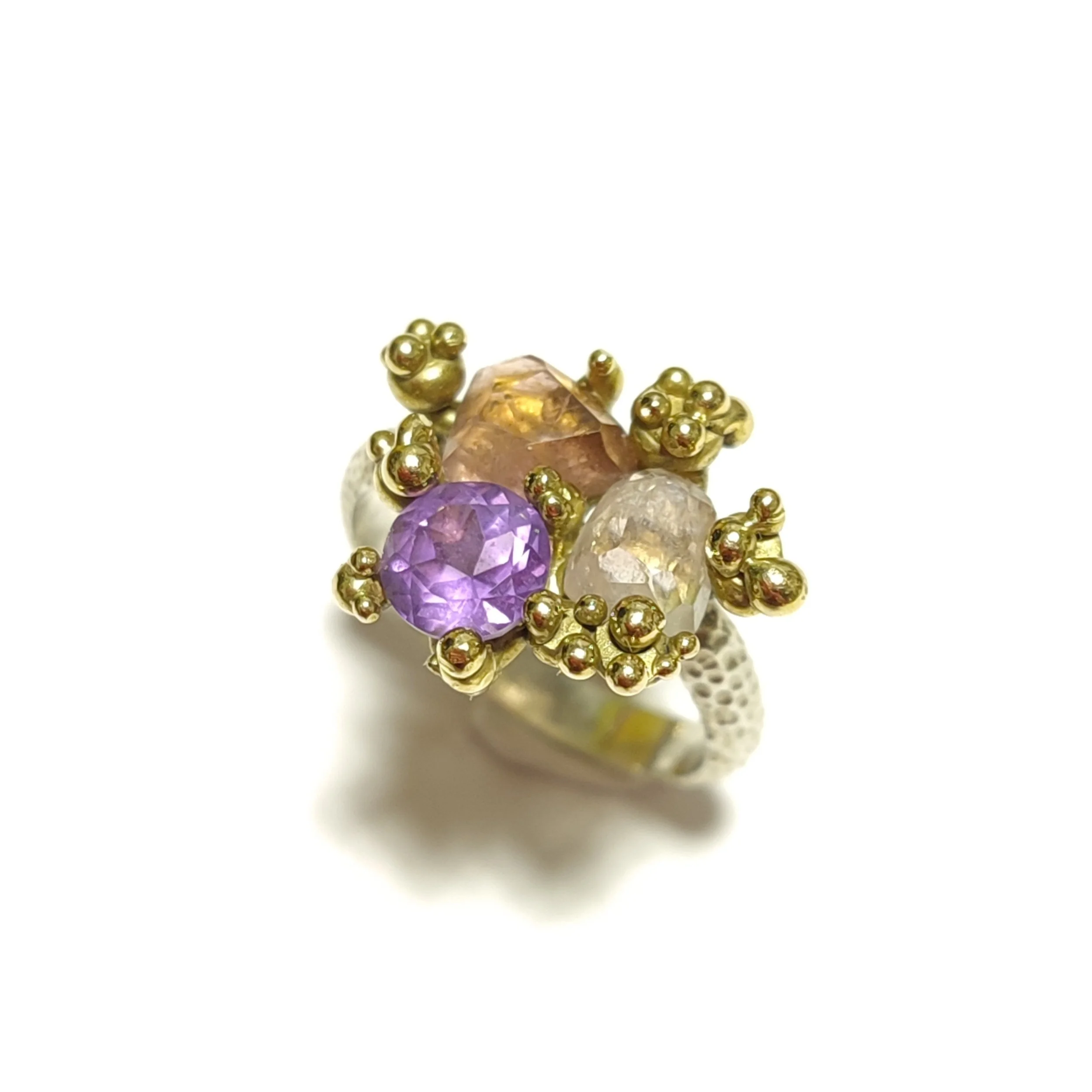 Bague en or et argent serti organique présentant des tourmalines et une améthyste