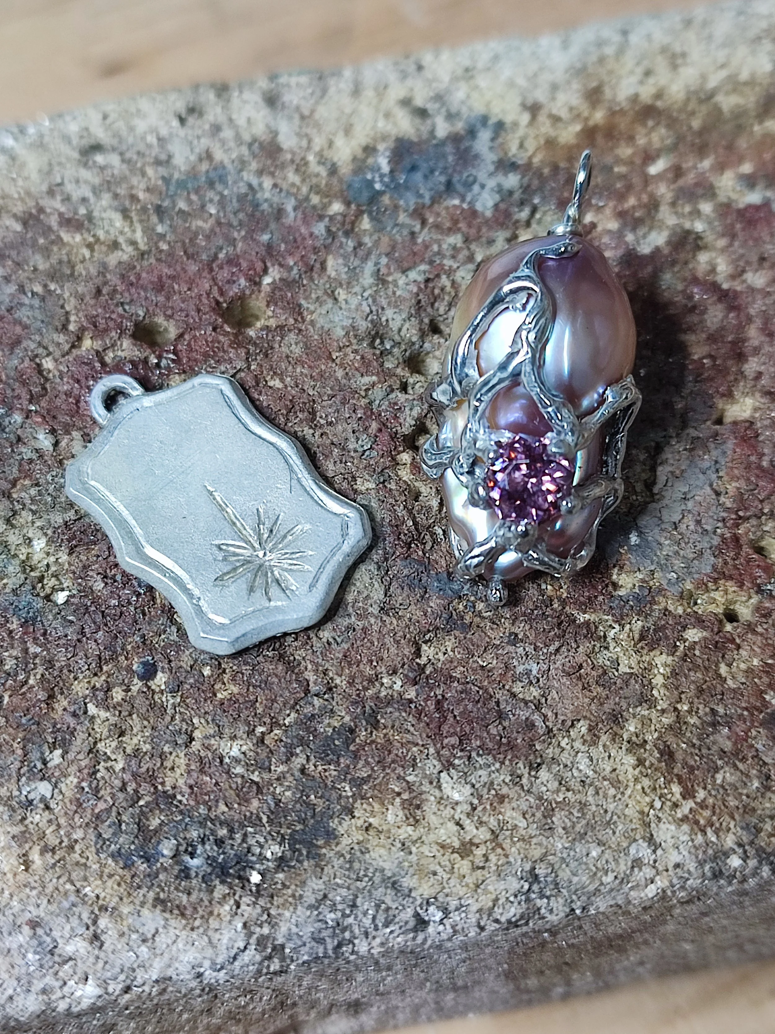 Pendentifs en argent de deuil Etoile du Soir et pendentif médusa en argent massif et zircon hyacinthe par WIT Joaillerie.
