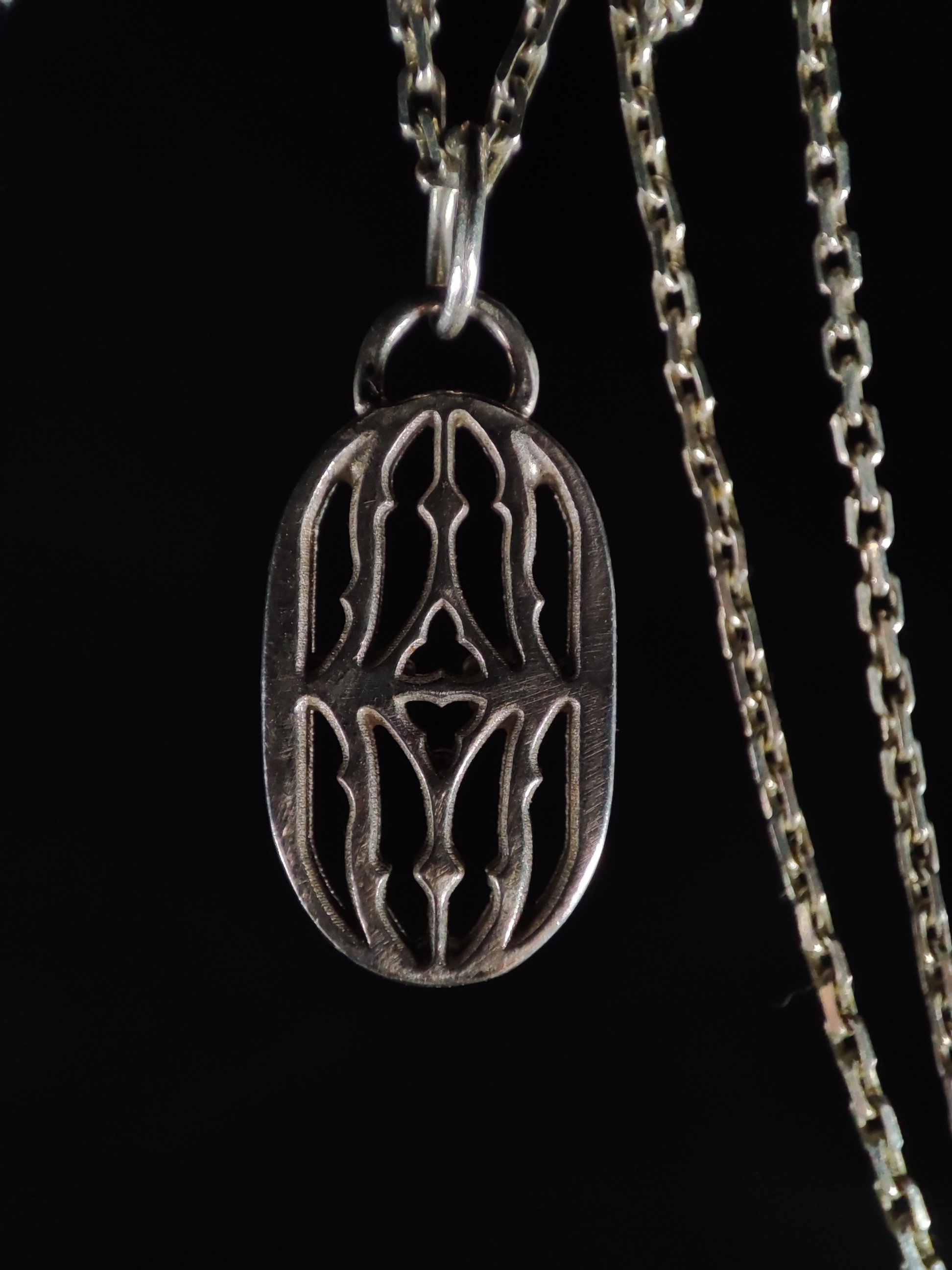 Pendentif en forme d'ovale avec motif en filigrane s'inspirant des motifs du musée du national du moyen-âge de Cluny à Paris, suspendu à une chaîne en argent. Création originale WIT Joaillerie. Déclinée en bague et boucle d'oreilles.