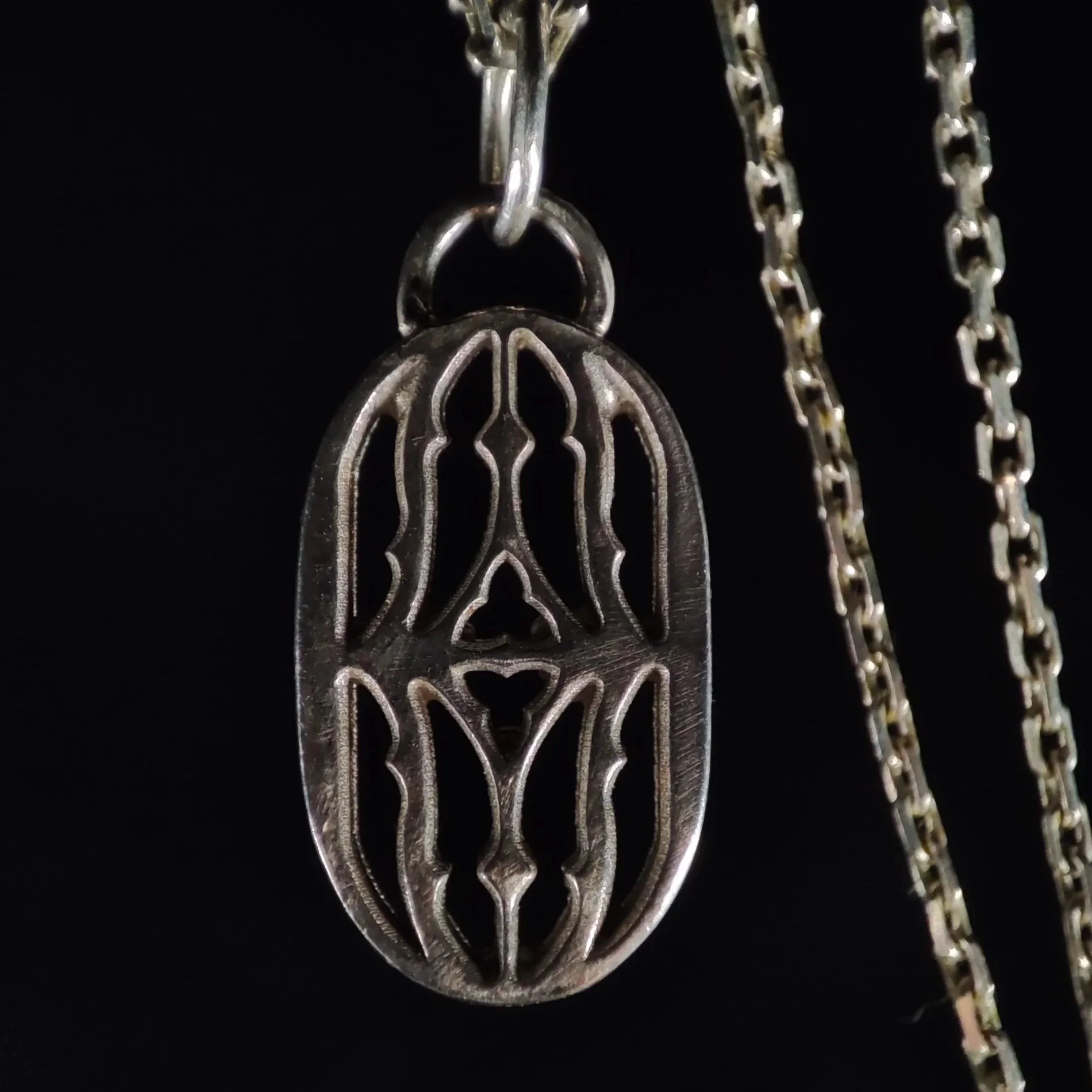 Pendentif Cluny en argent massif 925 inspiré de l'architecture du Musée Nationale du Moyen-âge de Cluny à Paris pour la collection temps de WIT joaillerie.