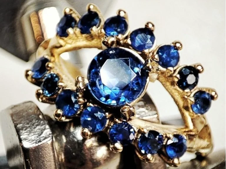 bague en or sertie de 14 saphirs