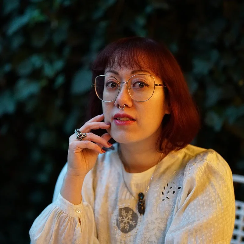 Portrait de la créatrice joaillière Aurélie Despres, portant certaines de ses créations d'inspiration gothique et naturelle en argent massif 925.