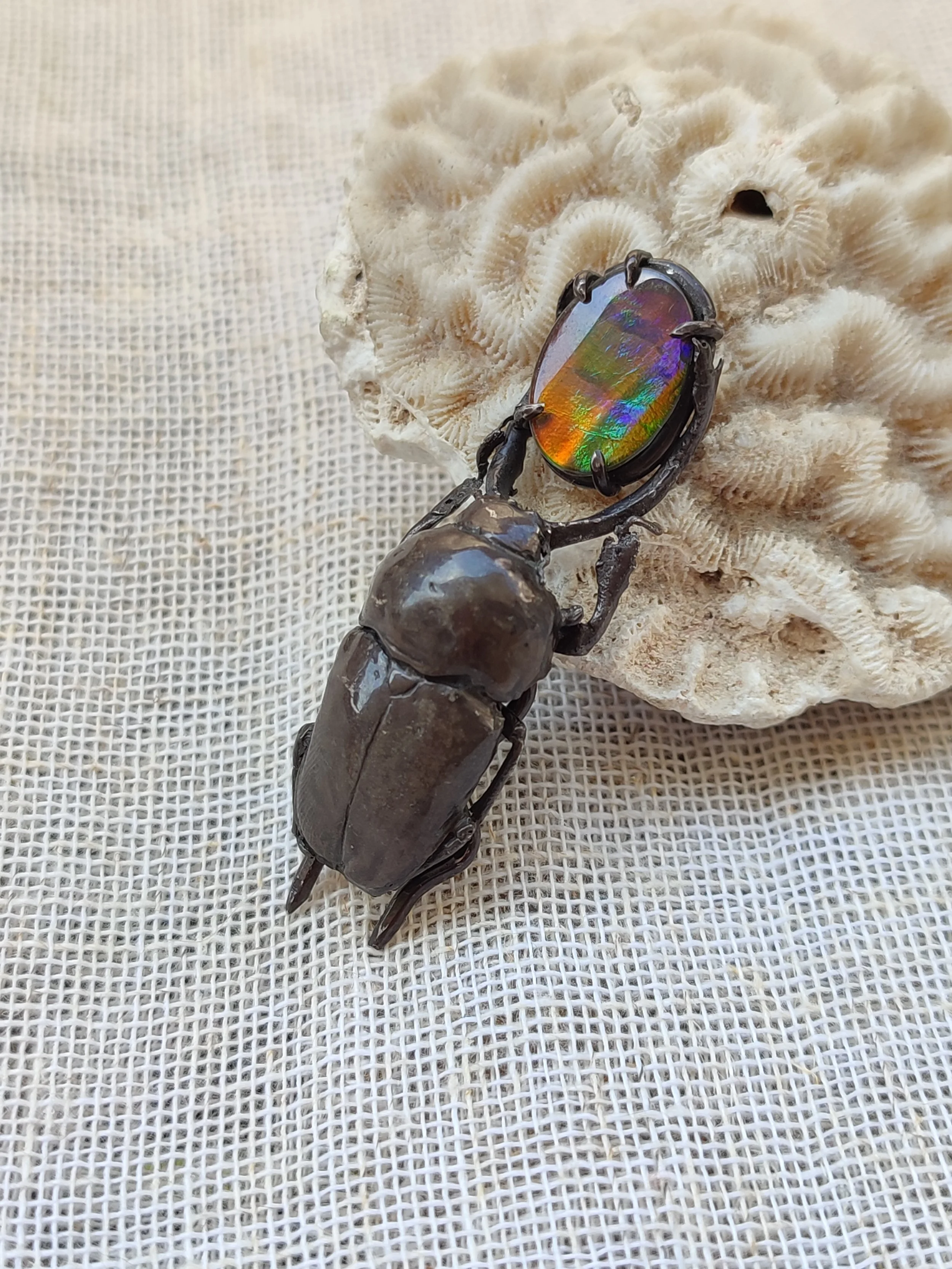 pendentif scarabée doré sur une coupelle en lapis lazuli