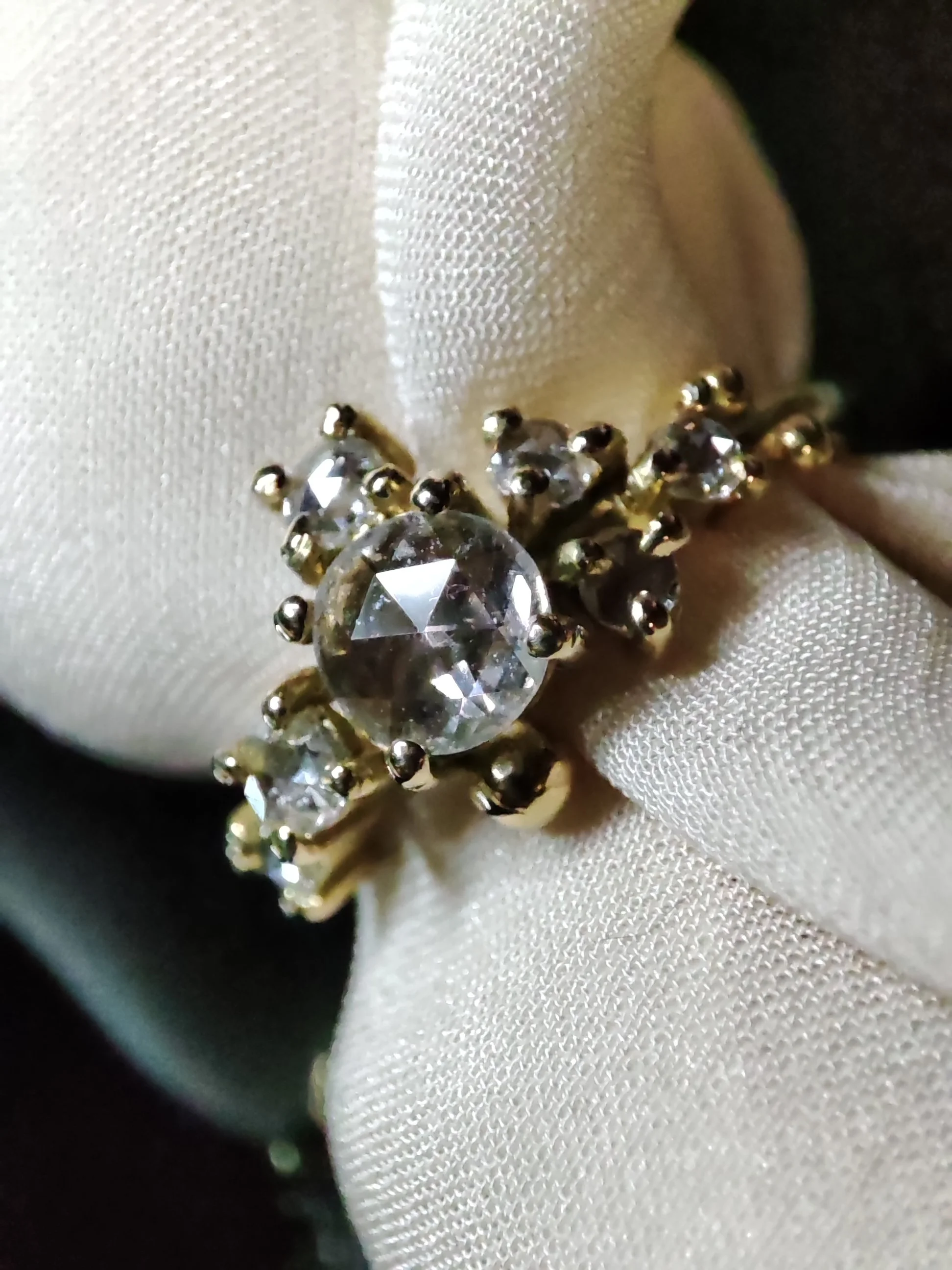 Bague sur-mesure bonheur et or massif et diamants. Création unique WIT joaillerie, bague de fiançailles, taille rosecut, inspiration organique et nature, élégante et intemporelle.