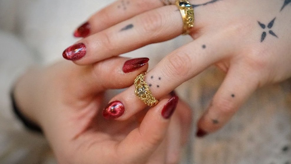 Main avec l'alliance diamant saphir collision en or massif création WIT joaillerie.