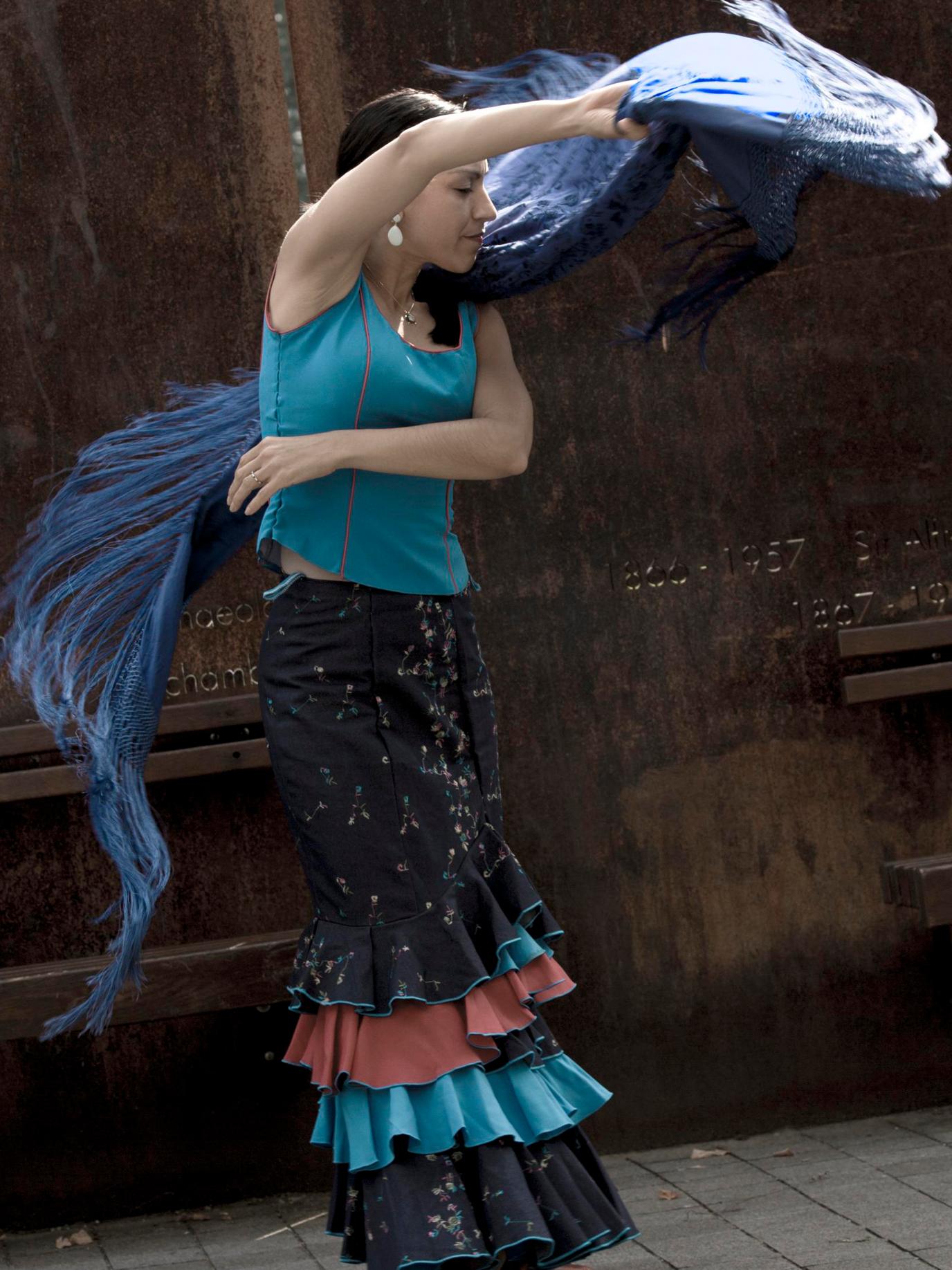 Bailarina de flamenco con mantón en movimiento