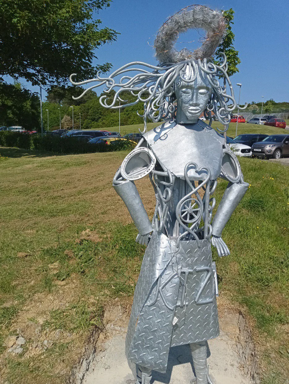 Escultura metálica de mujer