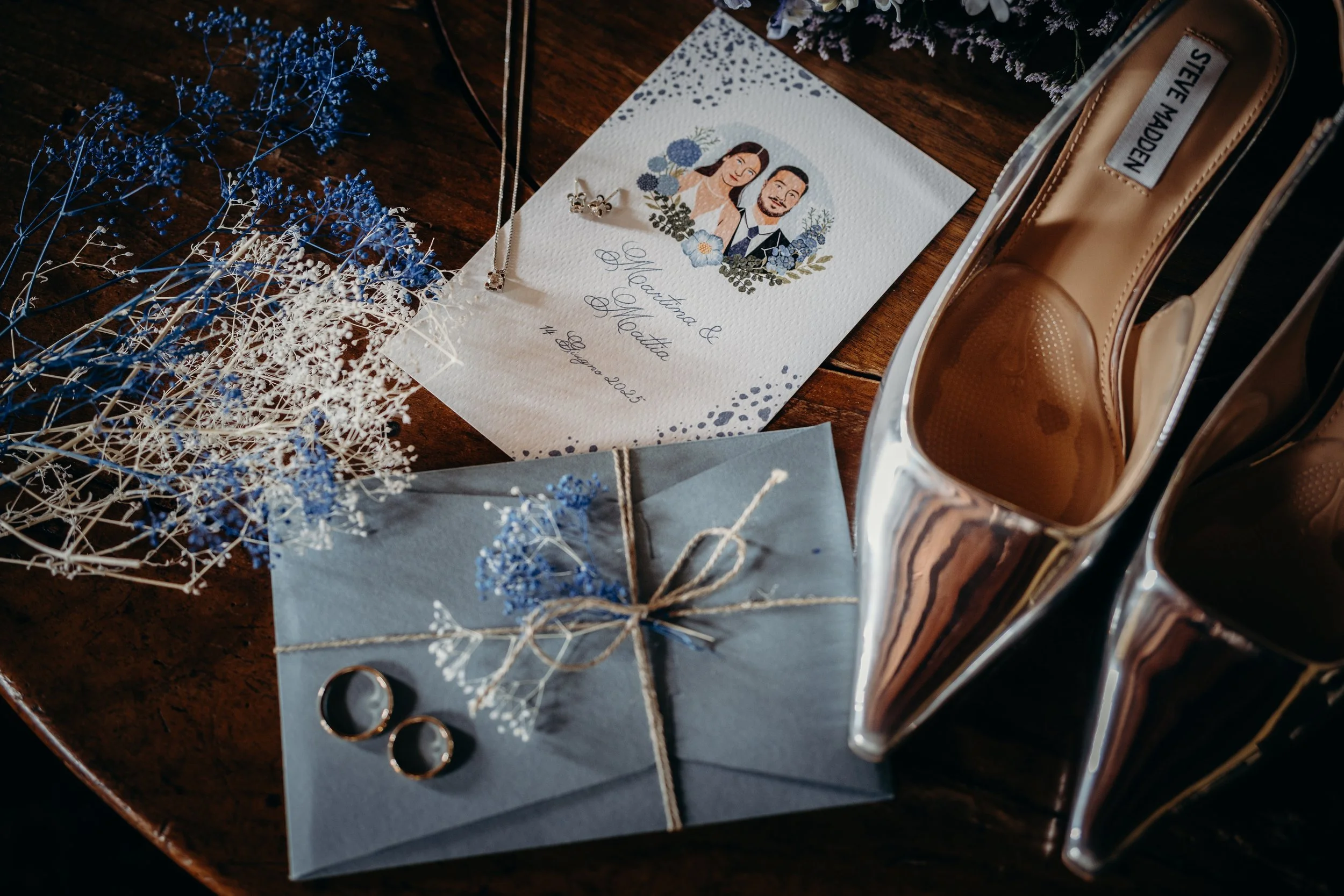 Partecipazioni illustrate con lettering a mano effetto acquerello