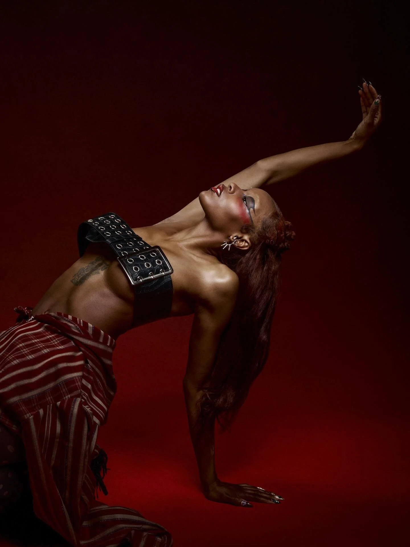 something different ❤️🖤❤️ featuring @glk.brielle with makeup by @megbenitez !!! swipe for BTS 😎
.
digi @apresleyphoto 
lighting tech @twodovesinspirational 
grip @jonfeathers 
makeup @megbenitez 
PA @smilingeyesmedia_ 
styled with @fonde.co 
big bi