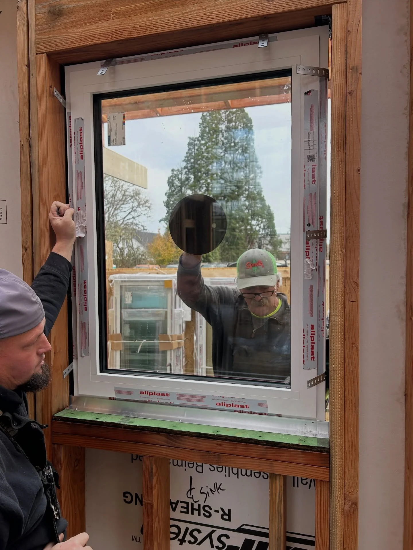 Love seeing this great window install detail by @studioearchitecture executed by Jeff Hunter construction on this project using our Alu9 windows. Note the structural back dam covered in continuous zip tape that allows for fastening the bottom edge of