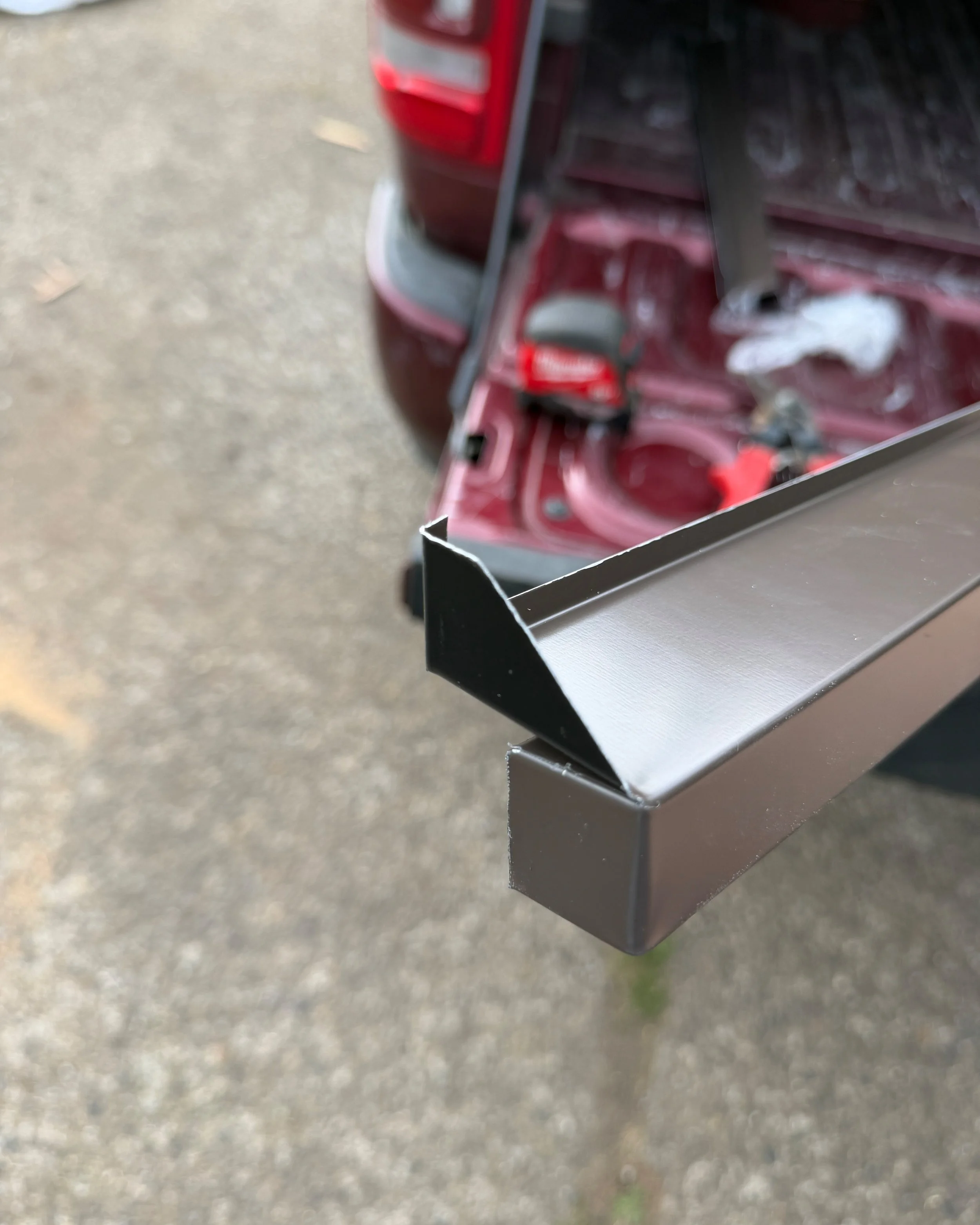 🛠️ Builders, swipe through for a clean aluminum sill flashing end, cut and bent right on the tailgate 👉
1️⃣ The finished piece: end dam turned up, return folded under
2️⃣ Bent by hand with snips and a mallet, no brake needed
3️⃣ Installed at the wi
