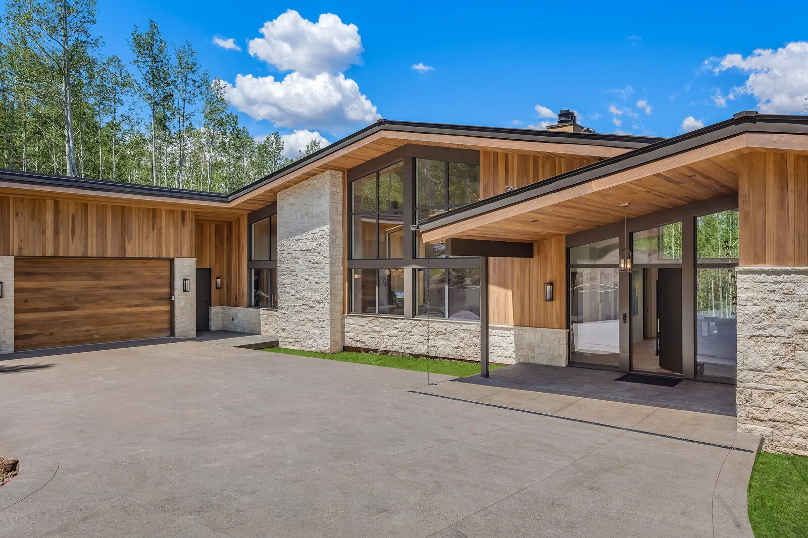 02_231_Maple_Ridge002_mls.jpg