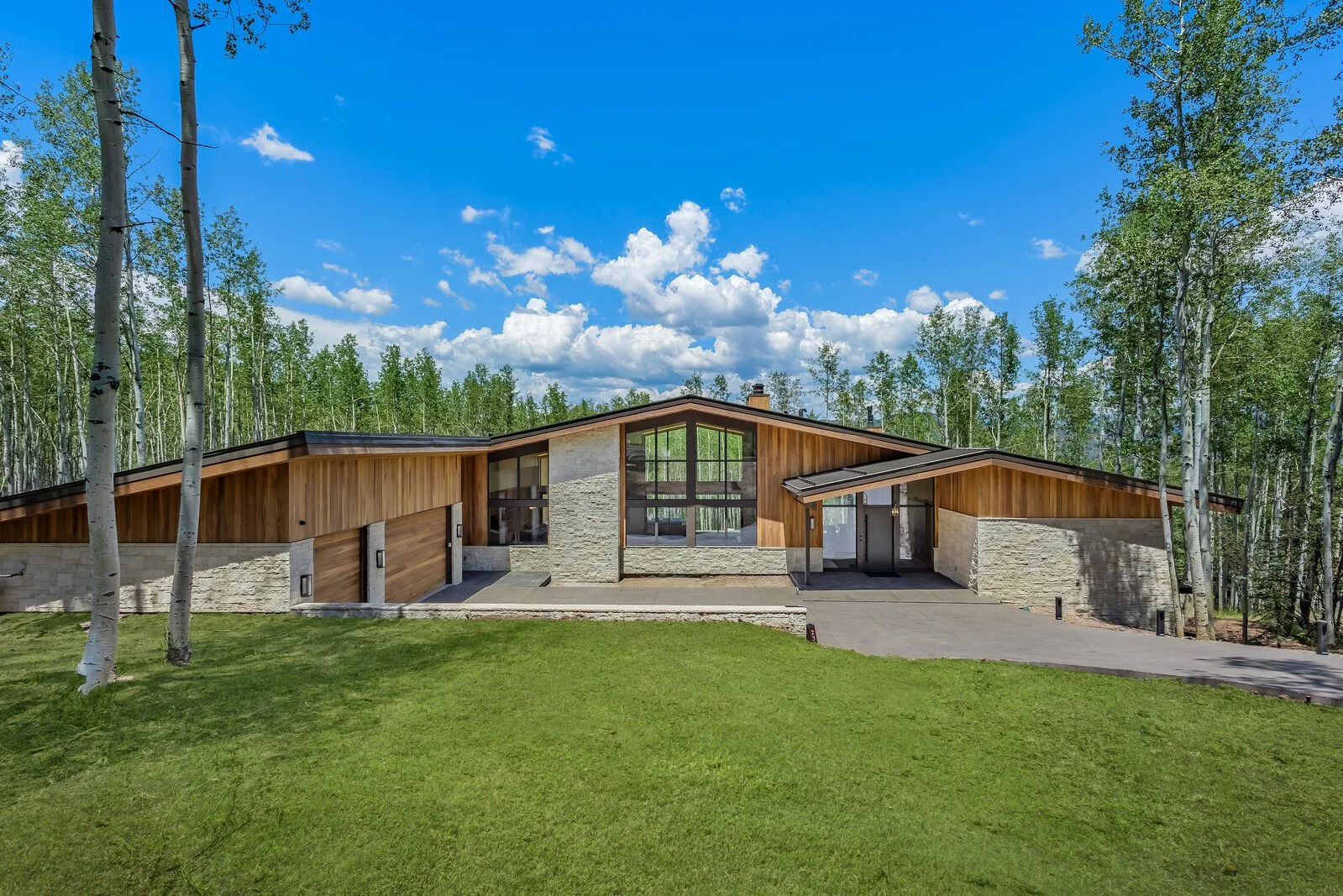 01_231_Maple_Ridge001_mls.jpg