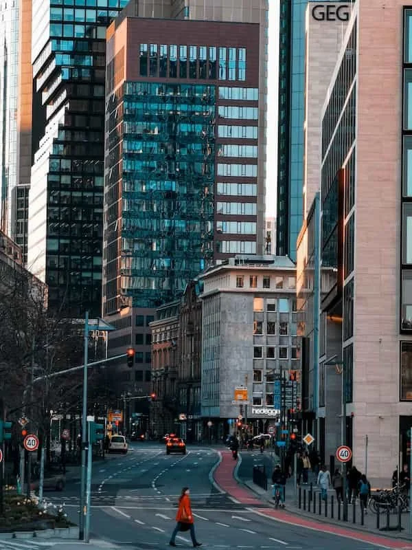 Dunkelrotes Hochhaus mit Glasfassade in Frankfurt