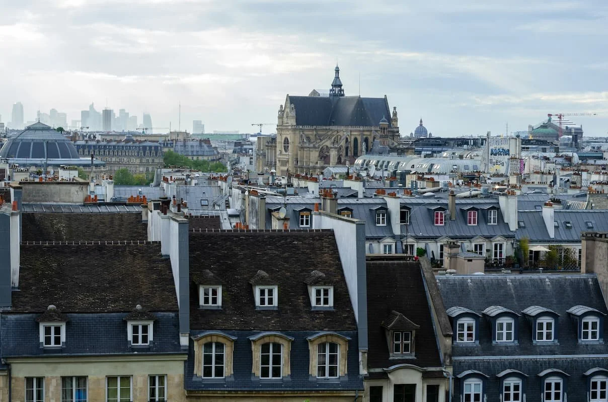Eine dauerhafte Versetzung per Direktionsrecht ins Ausland – das schien ein Ding der Unmöglichkeit zu sein. Doch das sieht das Bundesarbeitsgericht nun anders!