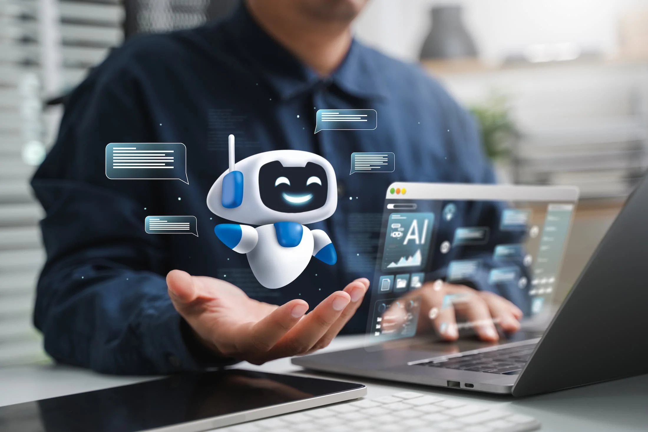 Illustration eines freundlichen KI-Chatbots, der über einer ausgestreckten Hand schwebt, umgeben von Chat-Sprechblasen; im Hintergrund ist ein Laptop mit einer Benutzeroberfläche für künstliche Intelligenz zu sehen.