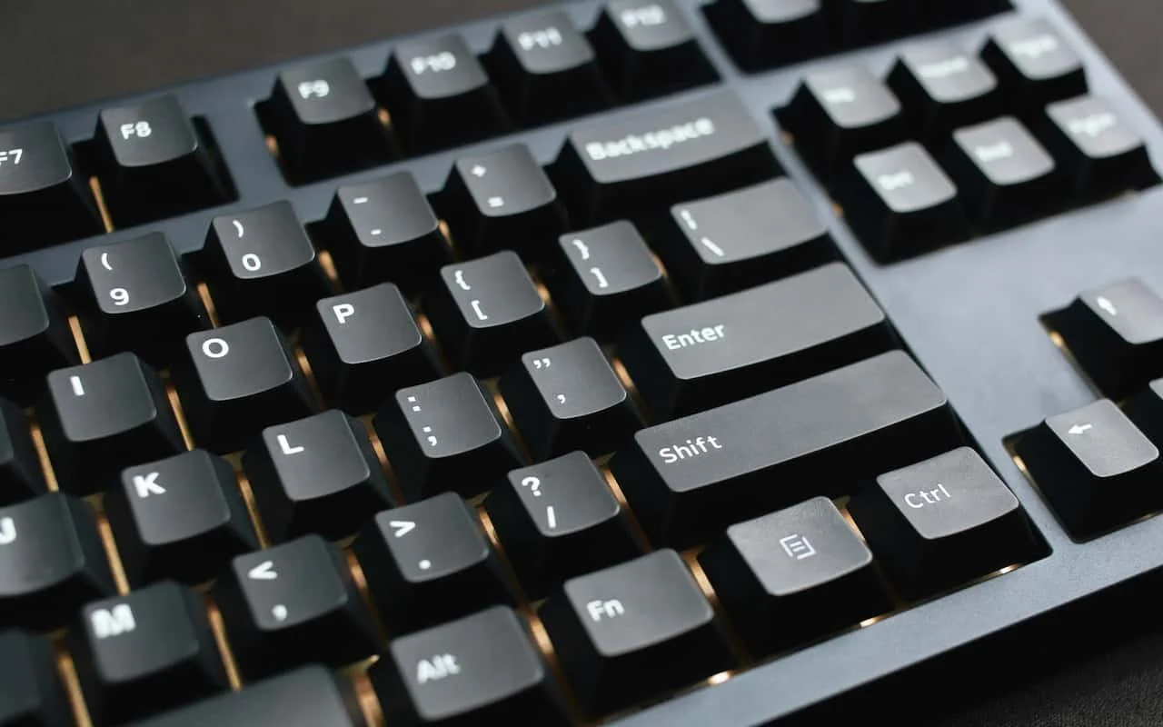 Kleiner Ausschnitt einer schwarzen Computertastatur