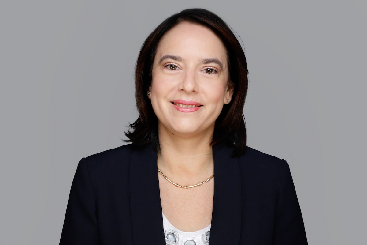 Portrait von einer Frau, mit freundlichem Gesichtsausdruck und schulterlangen schwarzen Haaren.