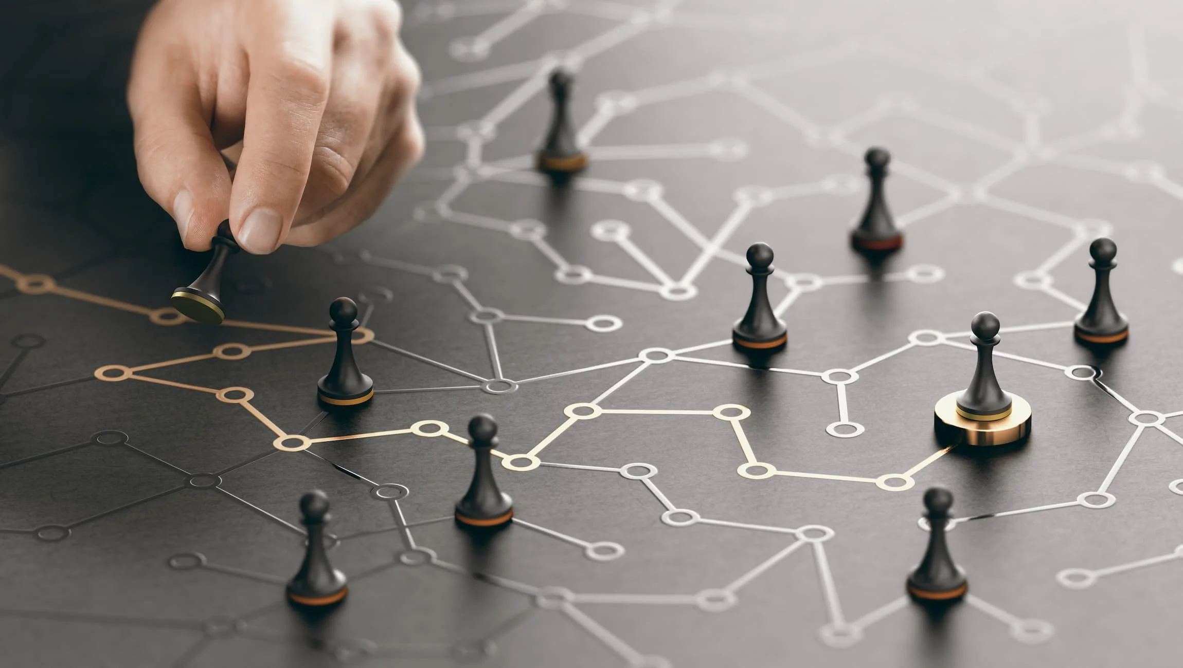 Vernetztes Spielfeld mit Spielfiguren als Symbol für Strategie und Vernetzung bei M&A-Transaktionen