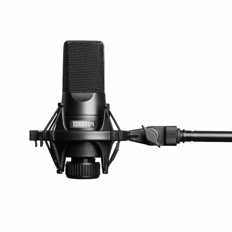Professionelles Mikrofon, das bei einer Podcast-Aufzeichnung genutzt werden kann.