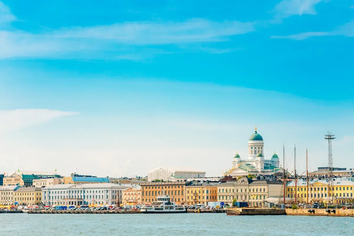 Die Skyline von Helsinki mit dem Dom im Zentrum und dem Hafen im Vordergrund.