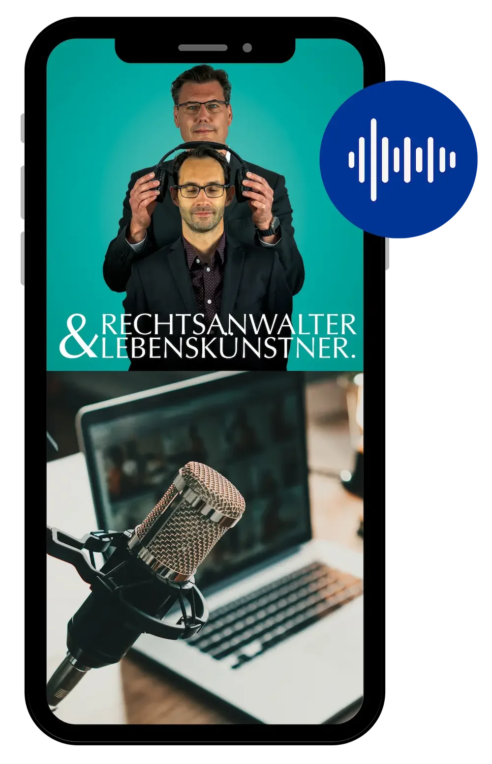 Auf einem Smartphone-Bildschirm sind zwei Männer zu sehen, einer trägt Kopfhörer und hält sie dem anderen auf den Kopf. Der Text auf dem Bildschirm lautet '& Rechtsanwalt & Lebenskünstler.' Im unteren Teil des Bildes befindet sich ein Mikrofon und ein Laptop.