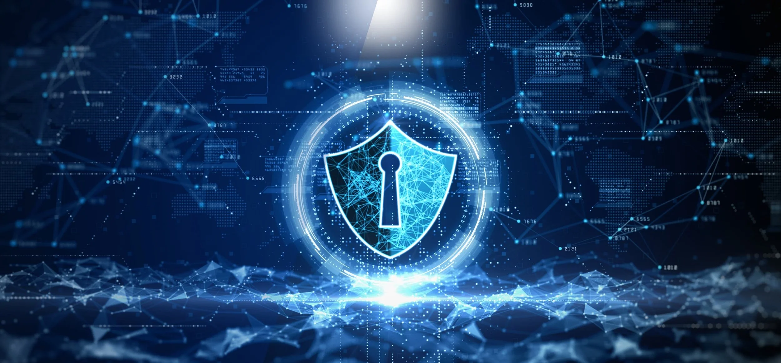 Abstrakte Darstellung von Cybersicherheit: Leuchtendes digitales Schild mit Schlüsselloch-Symbol und Weltkarten-Elementen in Blautönen.