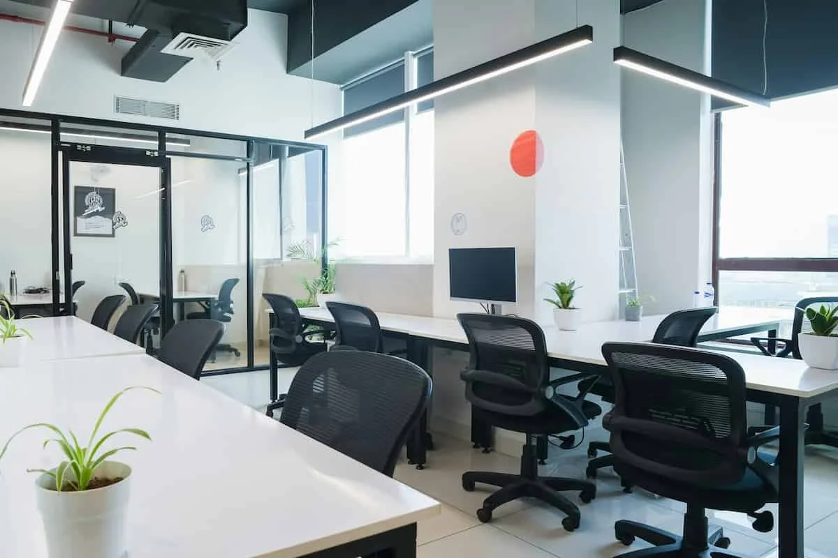 Modernes und helles Großraumbüro