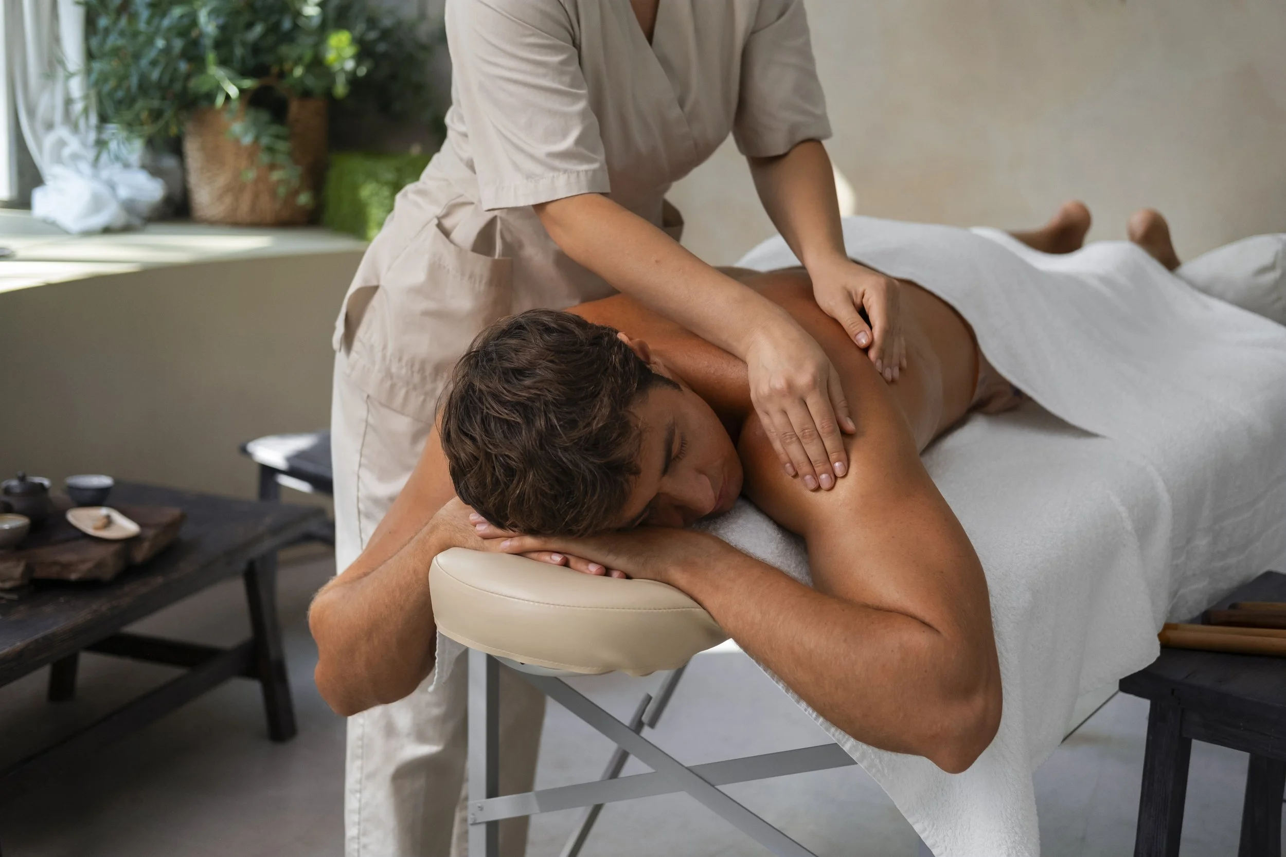 side-view-woman-working-spa copie.jpg