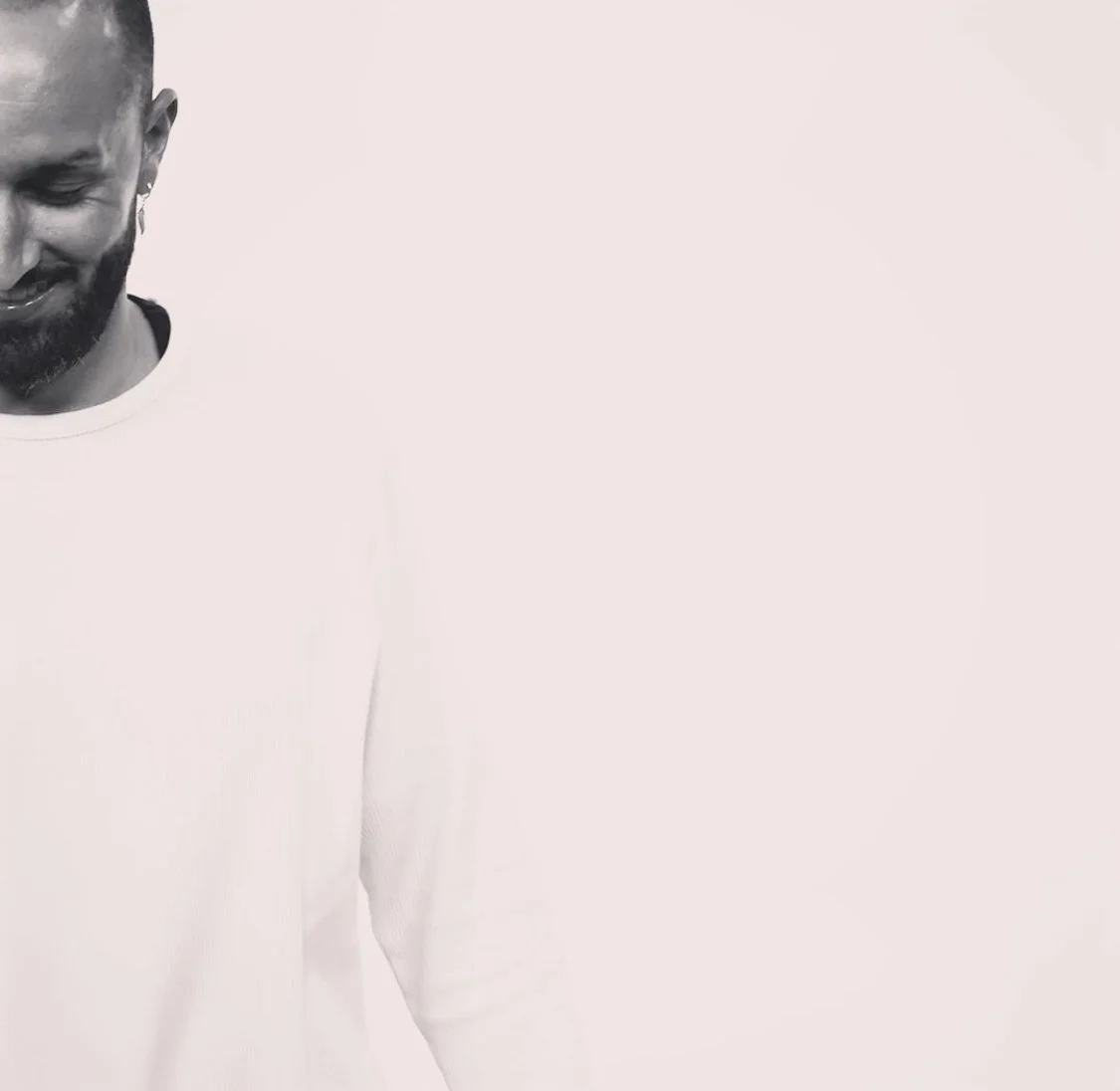 Portrait de RÉMY AMAROUCHE   · Sophrologue · Préparateur Mental ·  · Praticien PNL ·   📍 Entre Saint-Ouen-l’Aumône & Paris | Accompagnement en présentiel et à distance