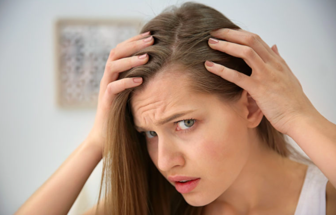 Caída del pelo en otoño en mujeres: cuándo es estacional y cuándo conviene consultar