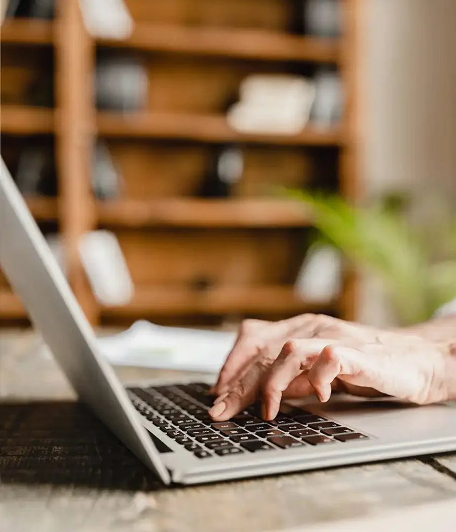 jemand tippt auf einem Computer