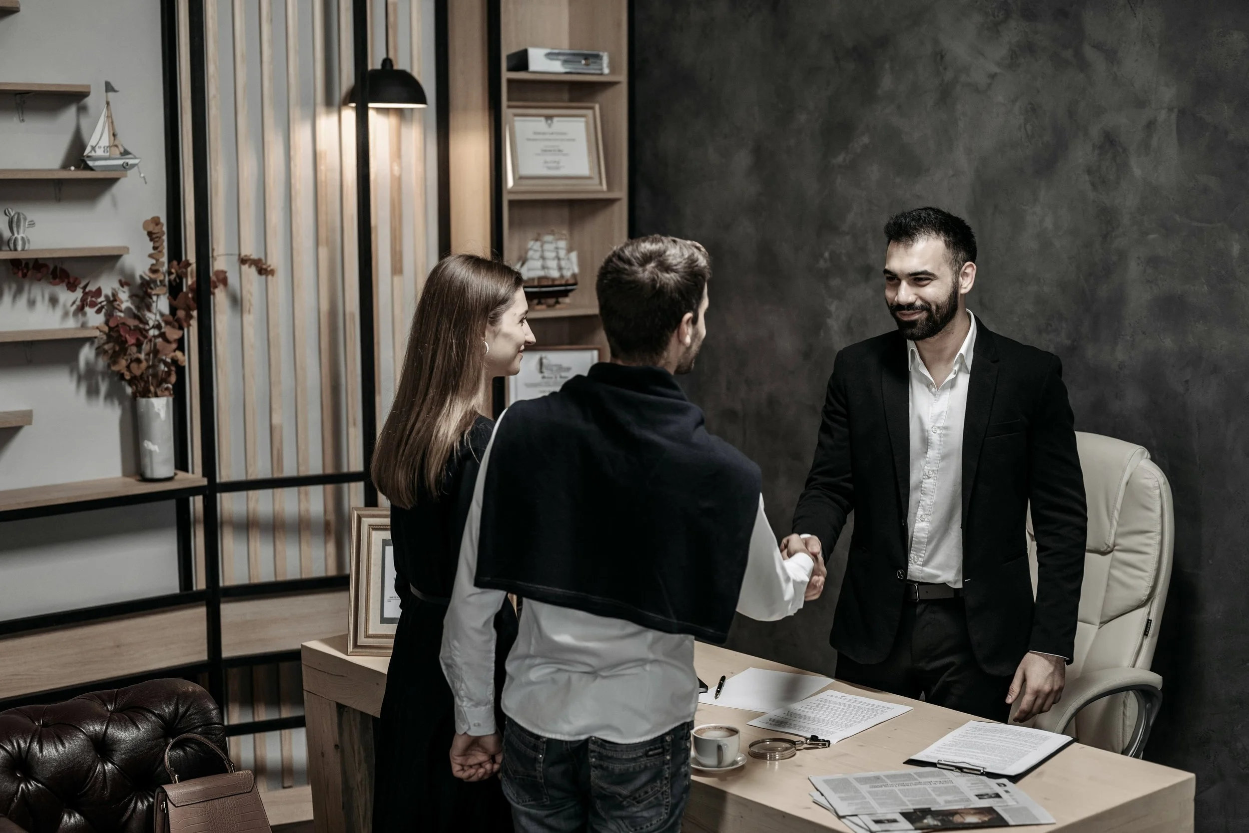 Eine Geschäftsfrau blickt in einem Videoanruf auf den Bildschirm voller anderer Kollegen