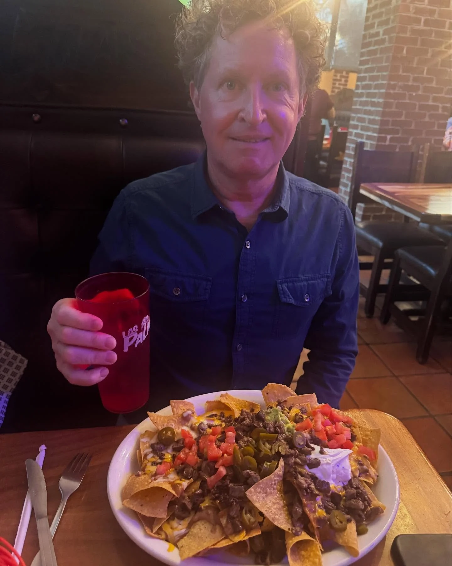 When you ask your friend if you can take a picture of his nachos. #uhsure #stadiumnachos #texmex #carneasada @ironhorse_cc