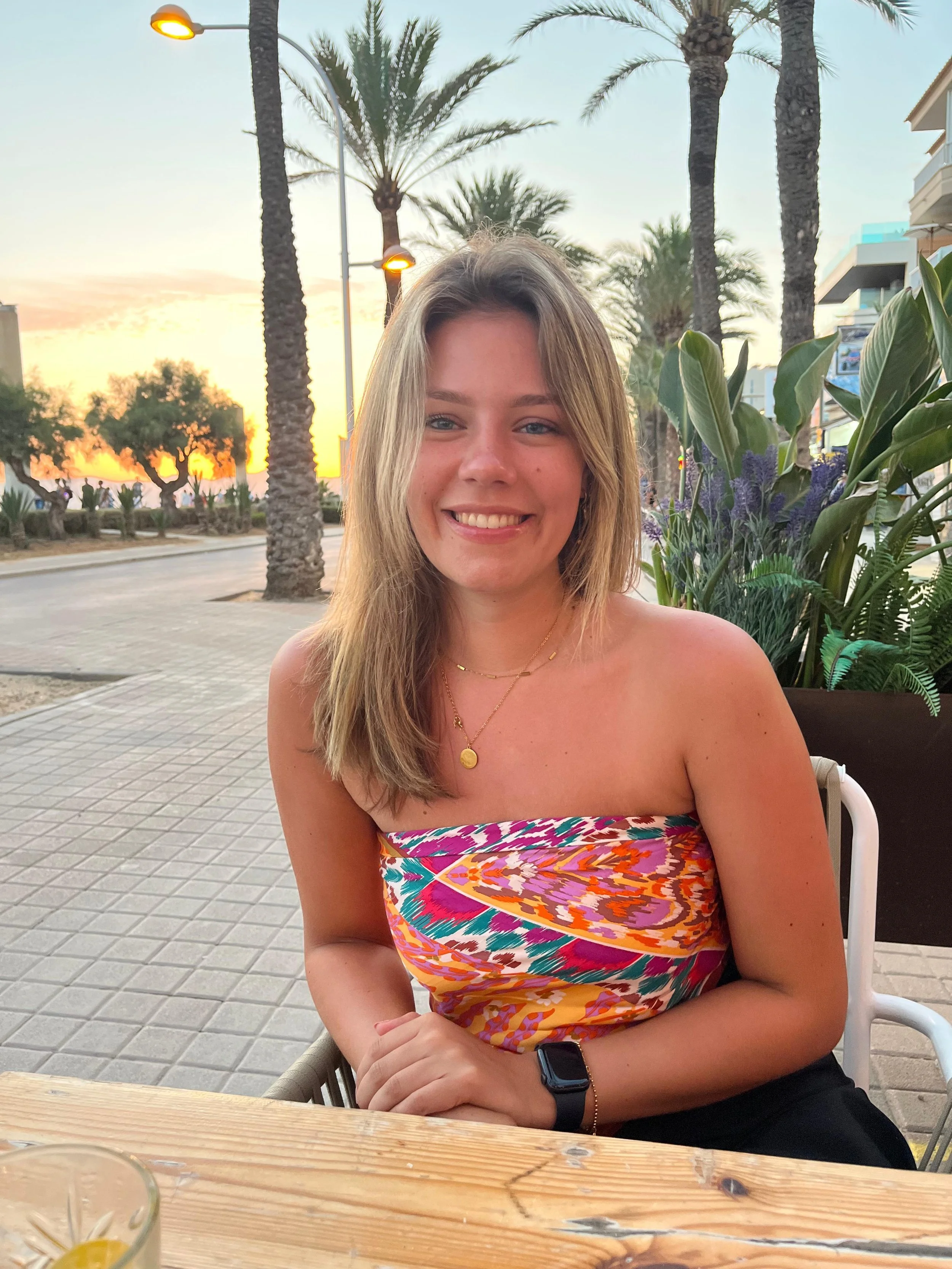 Portret van creator Famke Stok, aangesloten bij Mention Management.