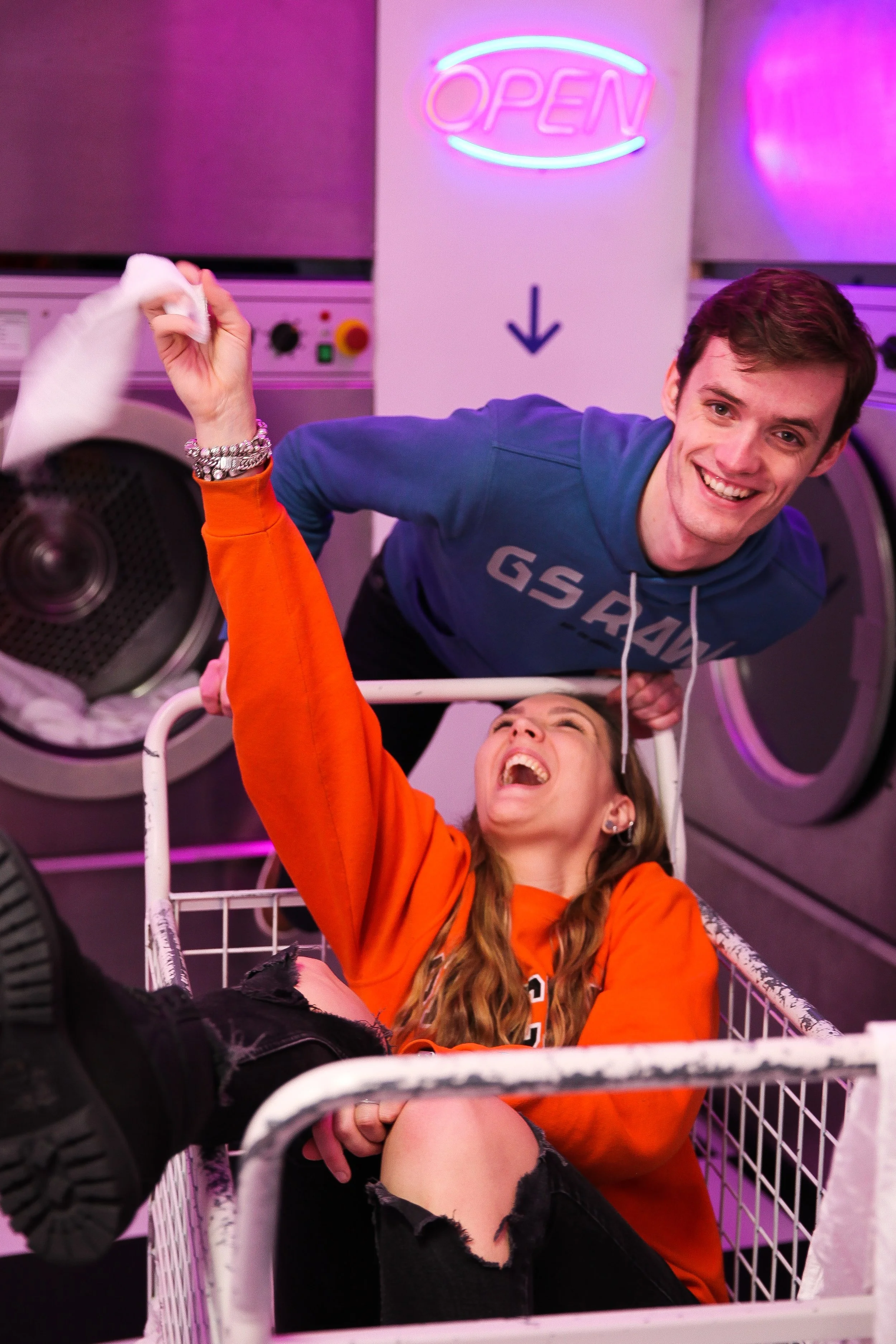 Portret van creators Sanne en EJ, aangesloten bij Mention Management.