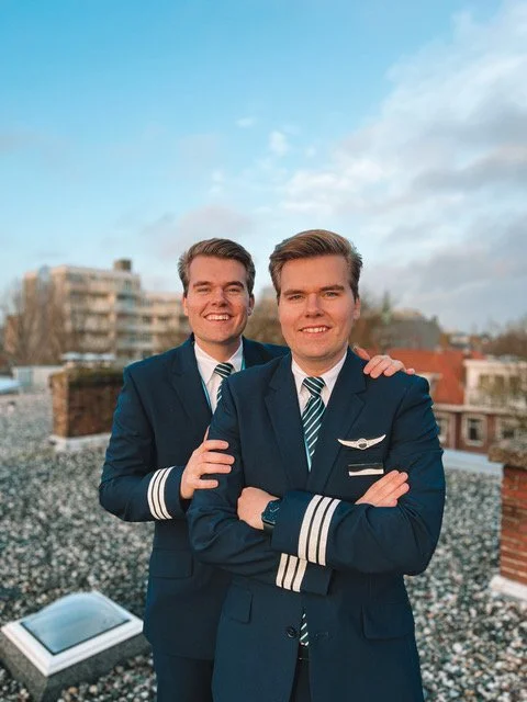 Portret van creators ThePilotTwins, aangesloten bij Mention Management.