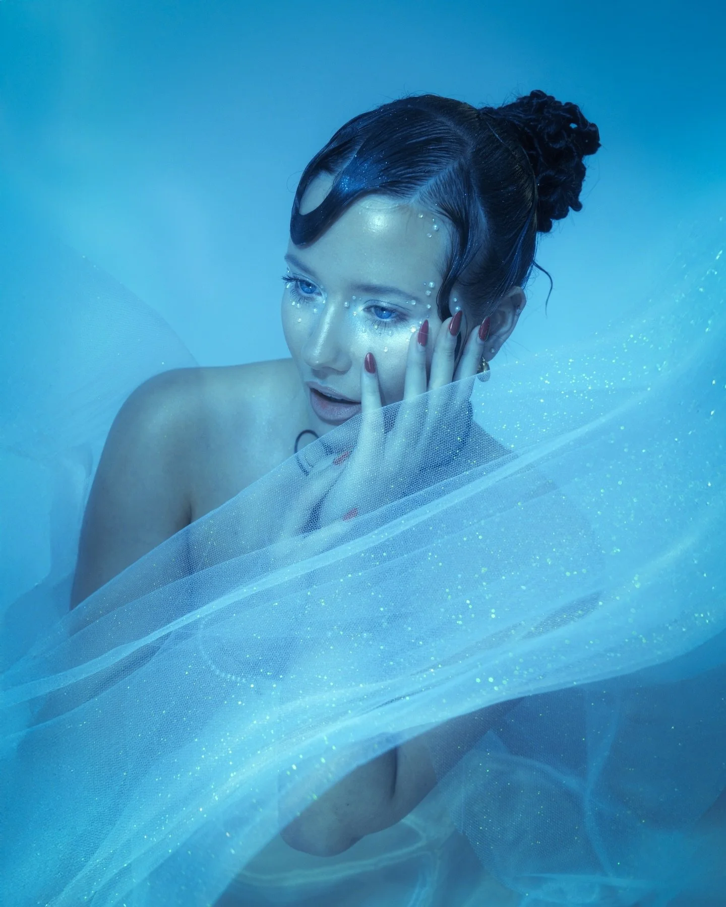 Talk about a triple threat: Bianca Gascoigne @biancaartistry is a skilled makeup artist, visual artist, and photographer, and all three disciplines work together when she&rsquo;s prepping for a shot. 

&ldquo;I&rsquo;m an artist at heart,&rdquo; she 