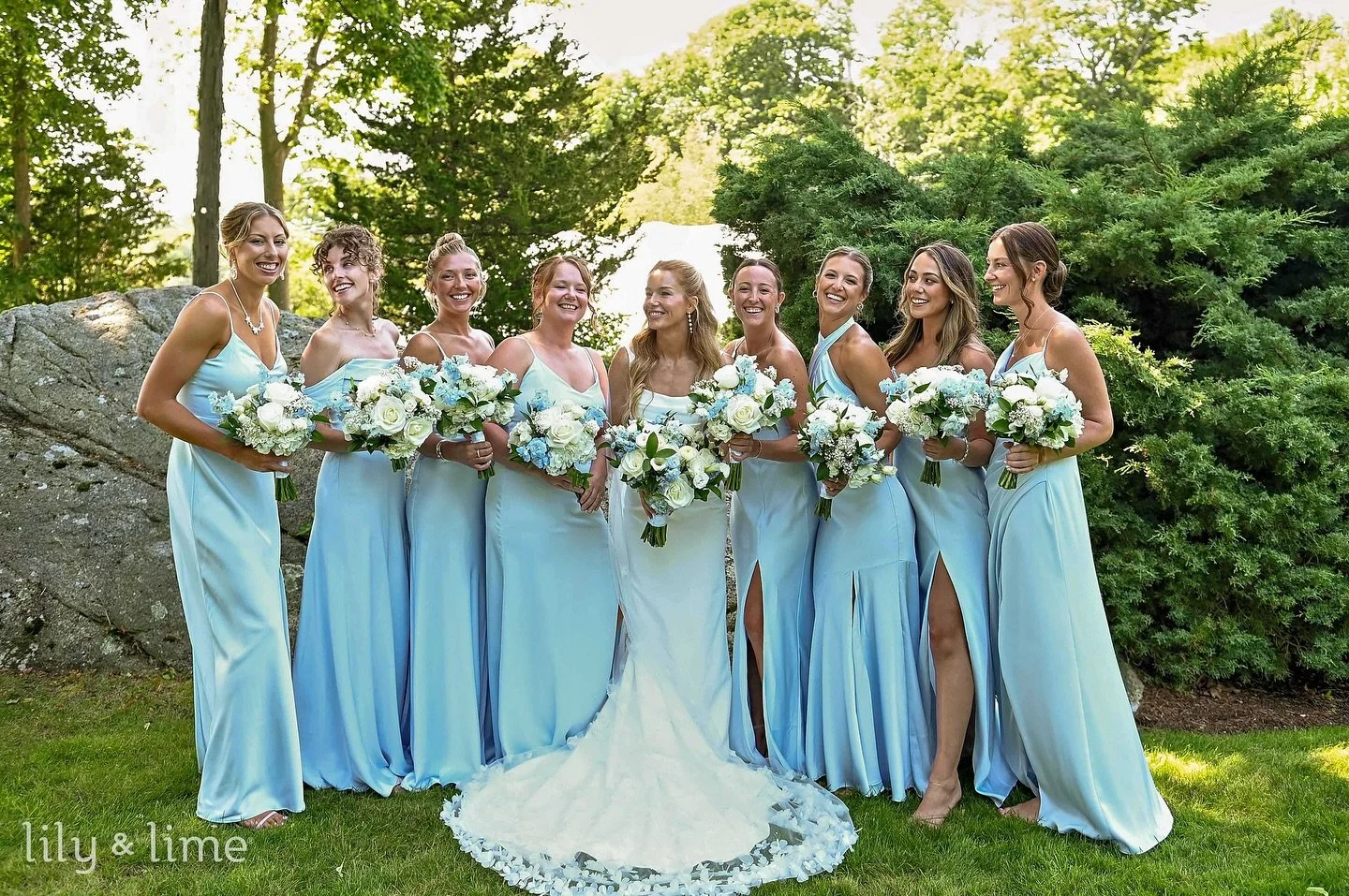 There&rsquo;s something about summer blues&hellip; 🕊️ 
Cheers to Erin &amp; Jim! We&rsquo;re remembering their beautiful July 13th wedding and all the dreamy details today on #throwbackthursday 
💒 Venue @misselwoodevnts 
📋 Coordination by @borrowe