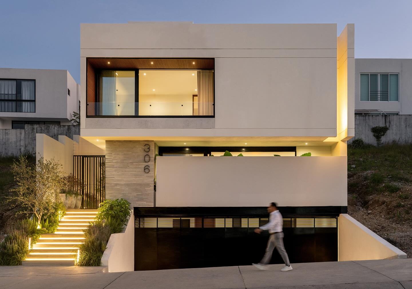 Casa RS se caracteriza por un dise&ntilde;o contempor&aacute;neo de l&iacute;neas limpias y vol&uacute;menes sobrios, combina un juego de planos y ventanales que equilibran privacidad y apertura. En el interior, materiales neutros, piedra y madera cr