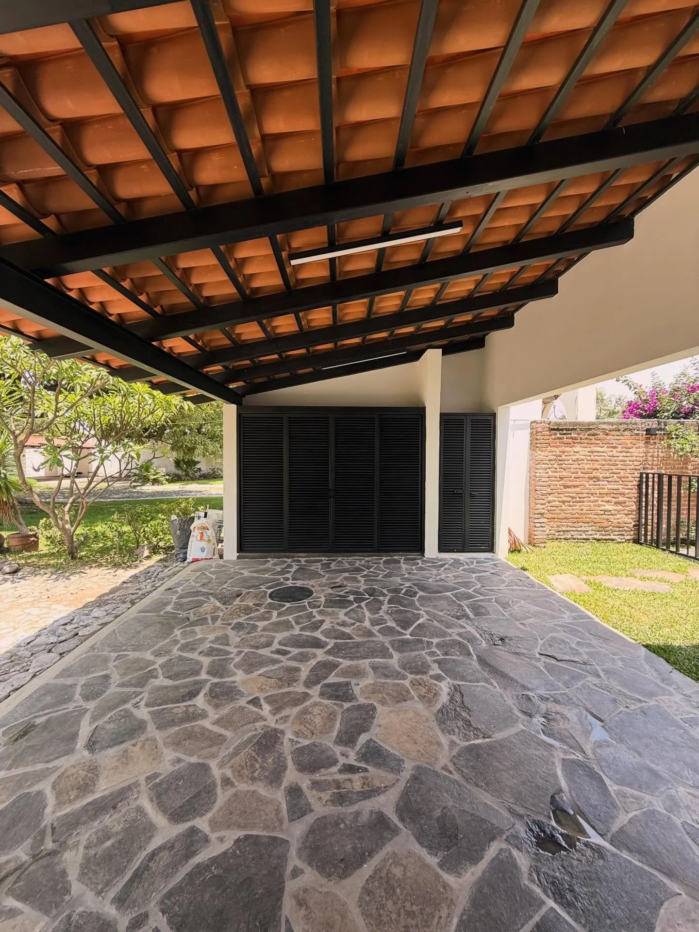 Casa JB

La remodelaci&oacute;n crea una casa moderna, luminosa y amplia, con muros blancos, ventanales negros y cristal como protagonista. La cocina minimalista, la escalera de madera con barandal de vidrio y la terraza que conecta con el jard&iacut