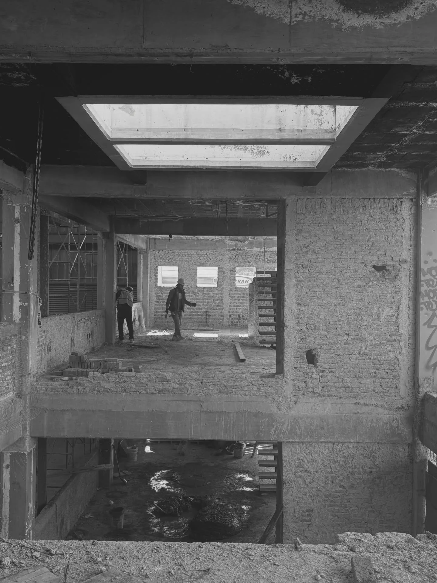 BODEGA RM

Es una intervenci&oacute;n integral que reorganiza los espacios interiores y la imagen del conjunto, integrando de forma clara las &aacute;reas operativas, administrativas y de circulaci&oacute;n.

#remodelacion #arquitectura #dise&ntilde;