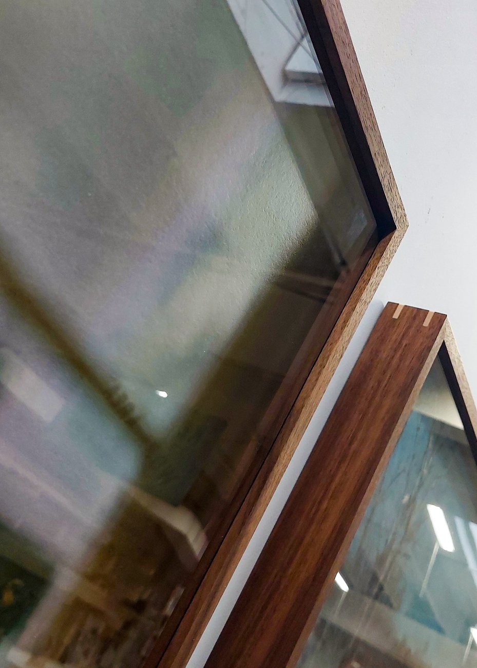 Walnut frame with side corner splines
