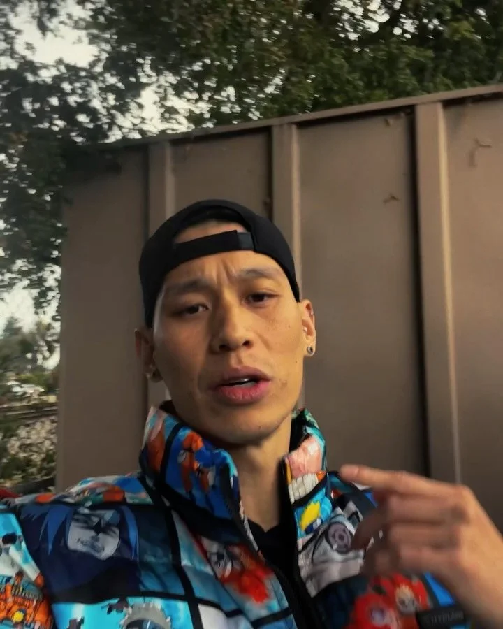 你們大家都應該知道我們每個事情都要競爭
這首MV在YouTube只有9M views🥱
如果有我在裡面肯定就20M了
我覺得我這個版本比較好😂
你們覺得呢？
請認真投票 誰輸誰請客
@jaychou 我喜歡龍蝦🦞 謝謝

You all know everythings a competition w us
Jay&rsquo;s MV on YT only has 9M views 😴💤
If he had me in it, its an easy 20M
So I decided