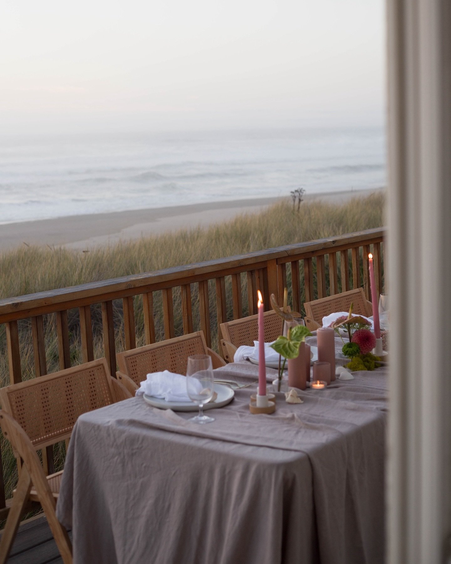 Ocean as our background? YES! 

We love the color palette from this tablescape that played so well as the sun was setting. Who said that a minimalist style have to be only black and white? We love inspiring ourselves with the sunset, and everything t