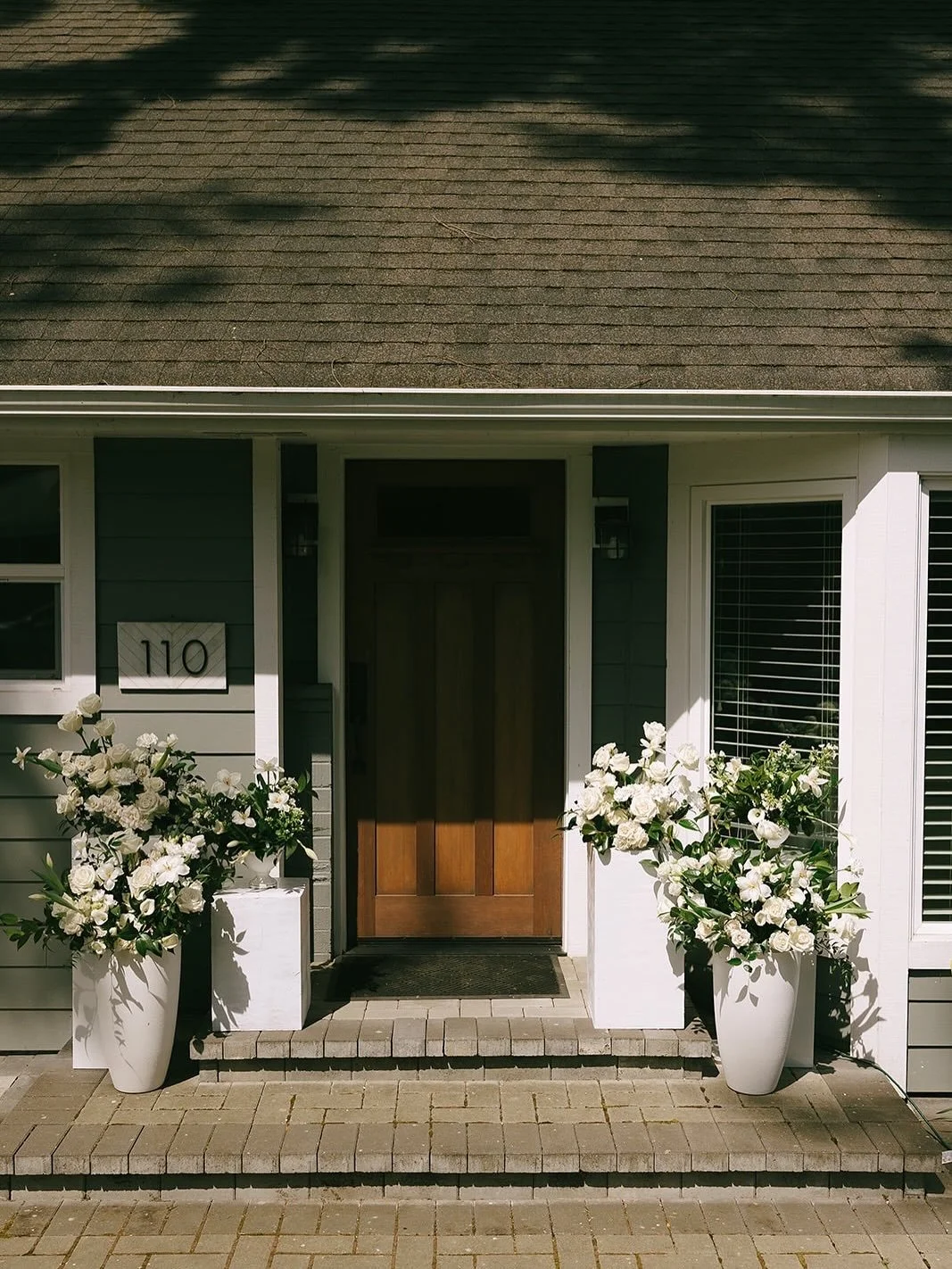 We created a home entrance that can have a cohesive design imitating the ceremony for this intimate wedding in collaboration with @parcellsflowerco. I gasped! It was perfect 👌🏽 
#weddingday #entrywaydecor #porchgoals