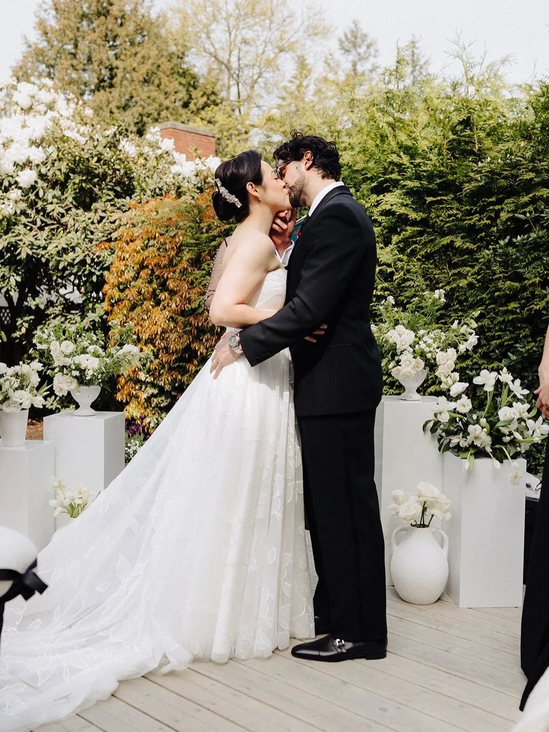 A black and white wedding for the elegant bride🍃

This last spring we had the opportunity to work with a couple that wanted to have a very sleek look on this day. Black and White was the answer to their request and they were thrilled with it ✨

@han