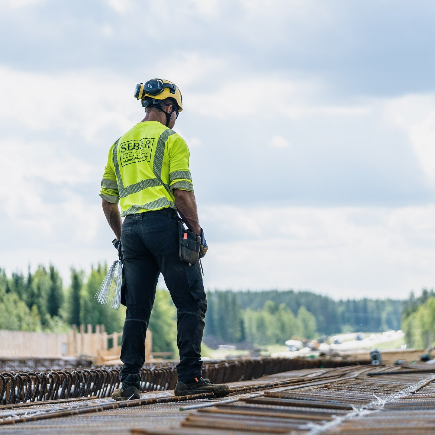 🏗️✨ Korialla siltaurakka etenee aikataulussa! ✨🏗️

Ty&ouml;maat ovat t&auml;ynn&auml; energiaa ja innostusta, kun projektimme etenev&auml;t suunnitelmien mukaan. Tiimimme tekee kovasti t&ouml;it&auml; varmistaakseen, ett&auml; silta valmistuu ajall