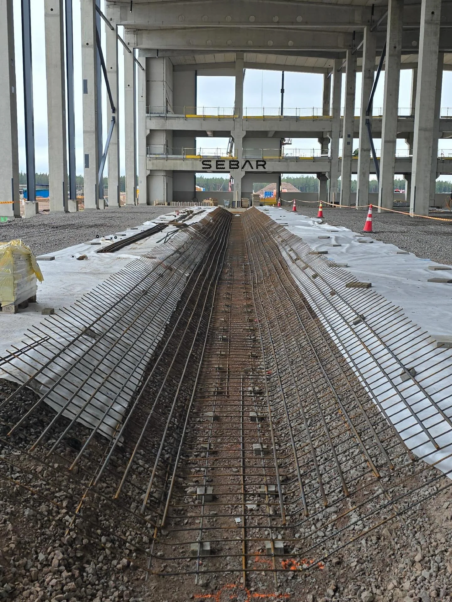Viime viikolla p&auml;r&auml;hti k&auml;yntiin Kotkassa iso ty&ouml;maa 👏🏼🦺👷🏼&zwj;♂️

Hommat on l&auml;htenyt vauhdilla eteenp&auml;in, onneks meil on hyv&auml; tiimi kasassa 🙌🏽

#raudoitus #betoniraudoitus #sebarraudoittaa #rebar #ty&ouml;maa